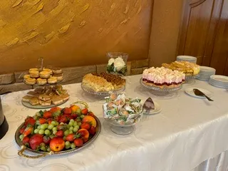 Stół z owocami i ciastami przygotowany na przyjęcie w Bakunówce