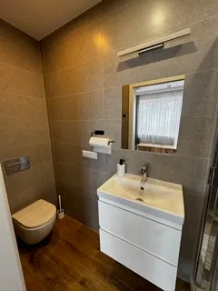 Łazienka z umywalką i WC