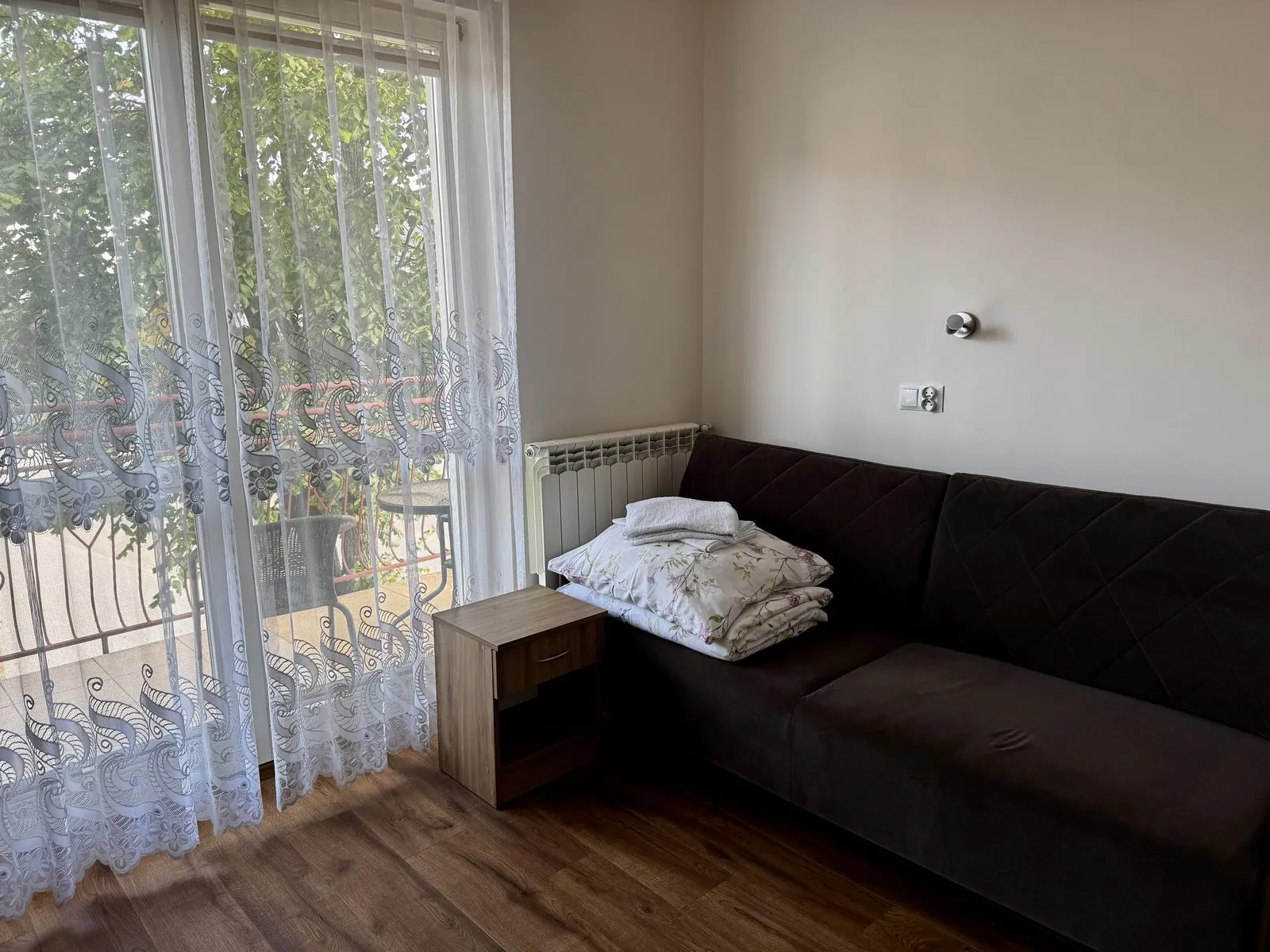 Pokój z sofą i złożonymi ręcznikami przy oknie w Bakunówce