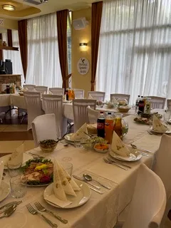 Sala restauracyjna Bakunówki nakryta do przyjęcia