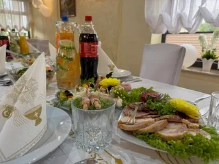 Stół nakryty na przyjęcie z przystawkami i napojami