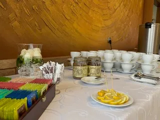 Stół z kawą i herbatą na przerwę w spotkaniu
